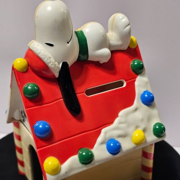Snoopy Christmas Doghouse Coin Bank By Whitmans Candies Vintage Holiday Decor - Picture 9 of 12